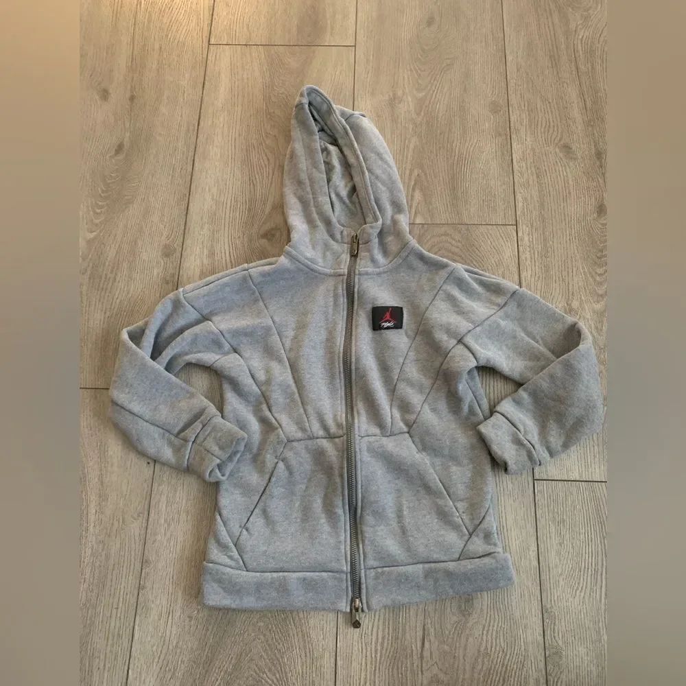 Jordan’s boys used sweater, great for the upcoming winter